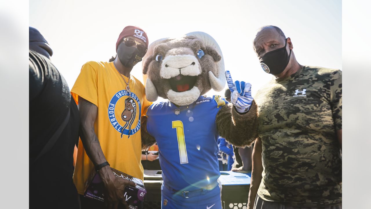 Snoop Dogg, LA Rams cheerleaders help hand out food during Inglewood's  turkey giveaway event – Daily Breeze