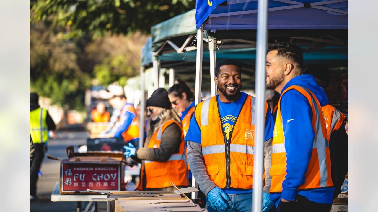 PHOTOS: Rams team up with Pepsi to provide fans with free lunch from  Inglewood's The Serving Spoon