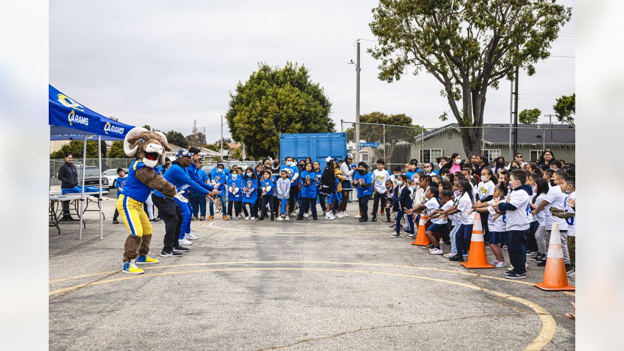 CSRWire - LA Kings Team Up With Shoes That Fit to Distribute 100 Pairs of  adidas Sneakers to Elementary School Students in Compton, Calif.