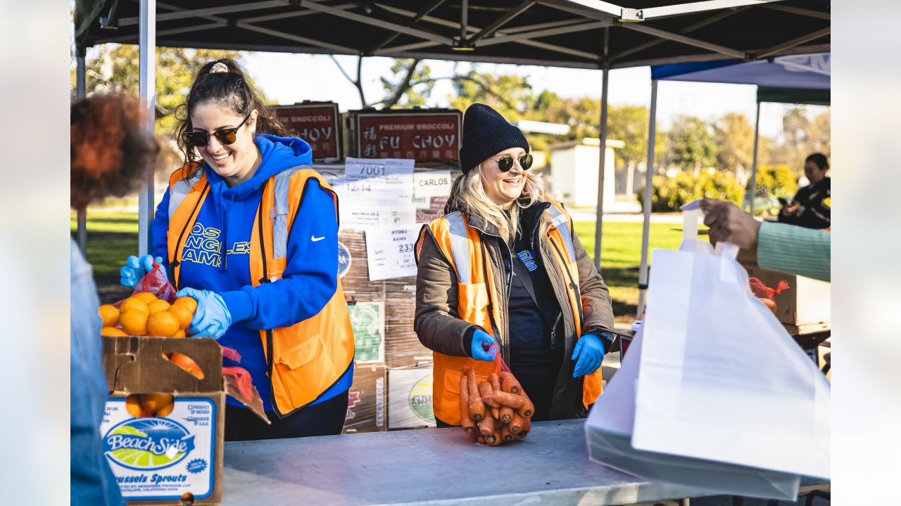 PHOTOS: Rams team up with Pepsi to provide fans with free lunch from  Inglewood's The Serving Spoon