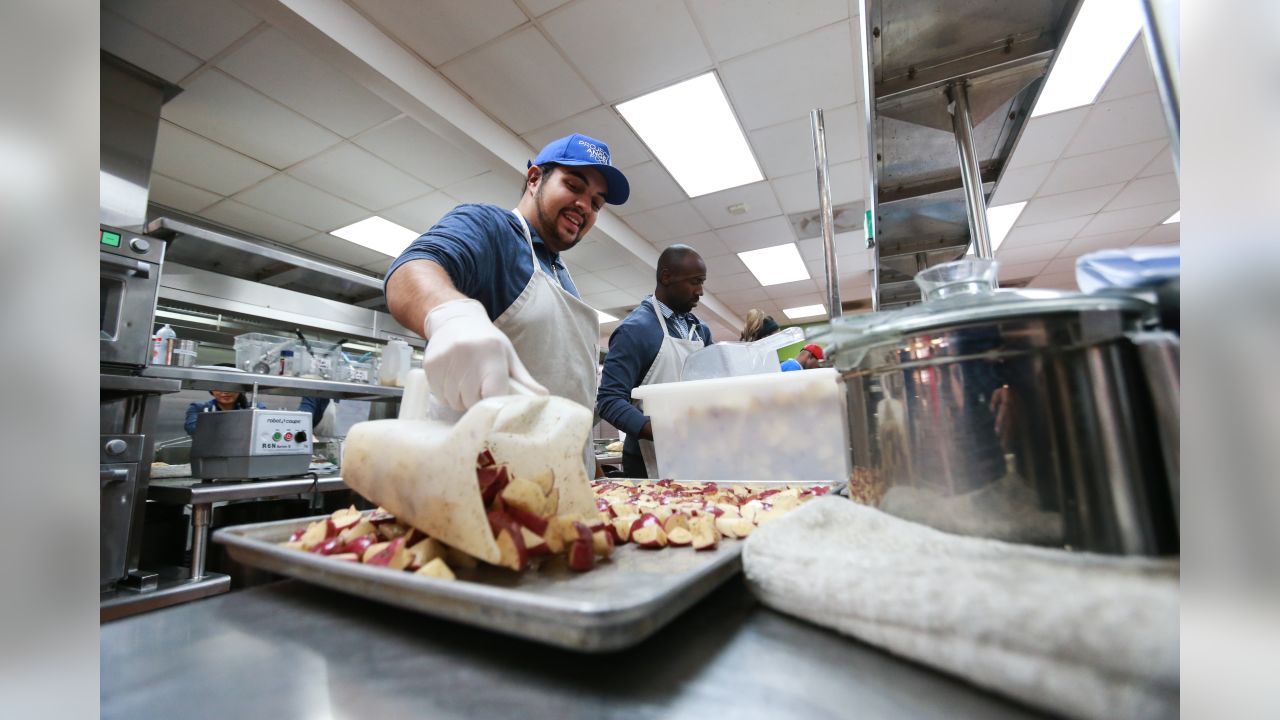 Project Angel Food provides Meals on Wheels and the Los Angeles Rams Community Service team joins the cause with volunteers, cheerleaders and former athletes. Tuesday, December 18, 2018, Los Angeles, CA. (Will Navarro/Rams)