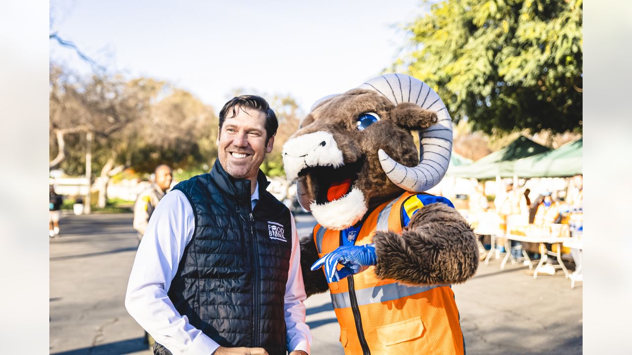 PHOTOS: Rams team up with Pepsi to provide fans with free lunch from  Inglewood's The Serving Spoon