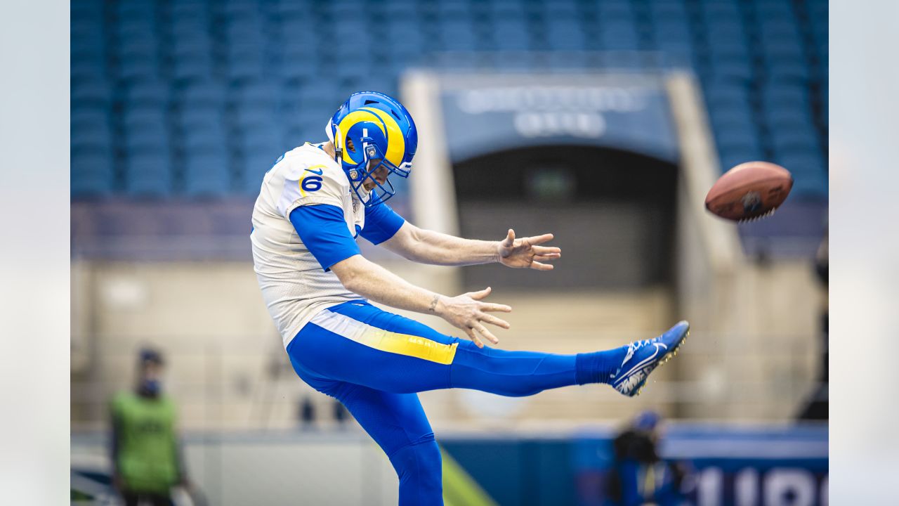 Johnny Hekker unleashes his leg to keep Rams in good position