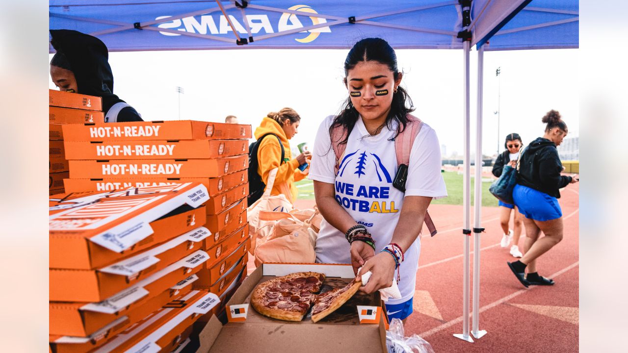 Flag football: Rams jamboree hosts more than 1,200 girls - Los Angeles Times