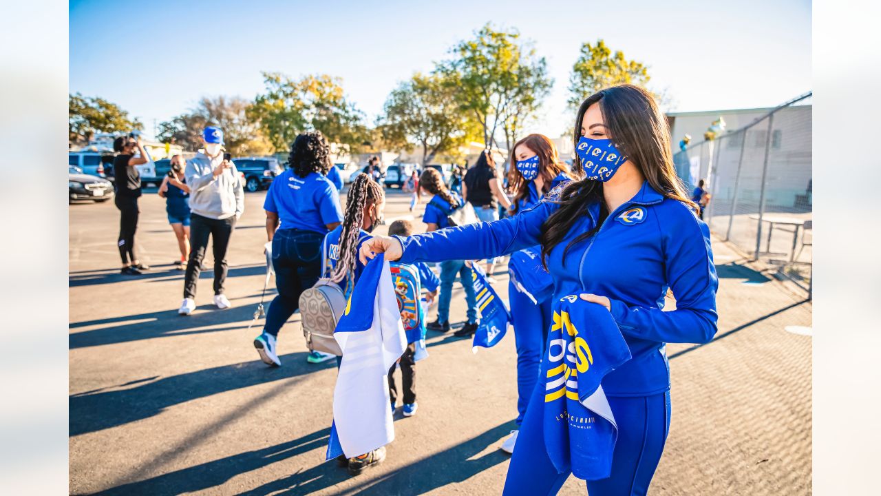 TIL that Aubrey is a former captain of the Los Angeles Rams cheerleaders :  r/TheAmazingRace