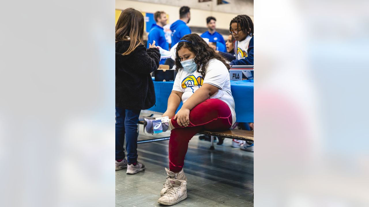 CSRWire - LA Kings Team Up With Shoes That Fit to Distribute 100 Pairs of  adidas Sneakers to Elementary School Students in Compton, Calif.