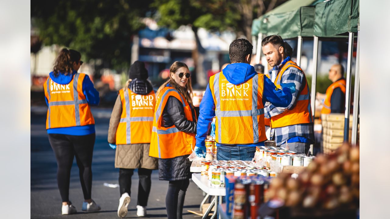 PHOTOS: Rams team up with Pepsi to provide fans with free lunch from  Inglewood's The Serving Spoon