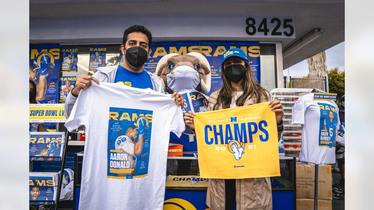 Los Angeles Rams set up a fan team store at 'The Grove' in Fairfax on the  week leading up to Super Bowl LVI - ABC7 Los Angeles