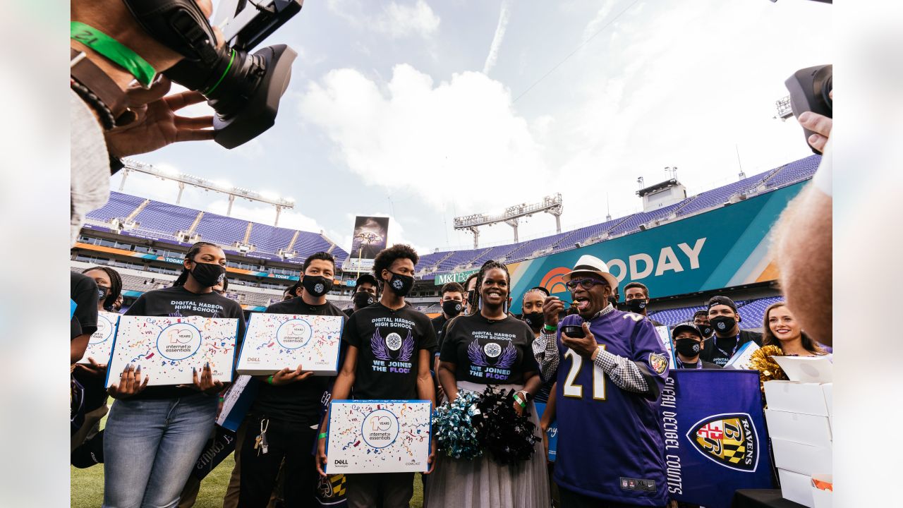 It's about giving back': Calais Campbell, others Ravens shop with children  at Owings Mills' Target - CBS Baltimore