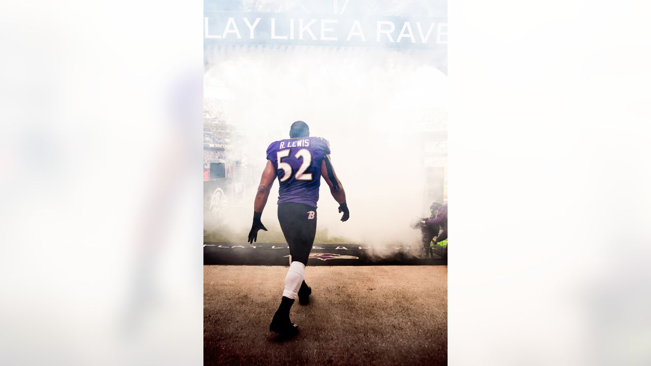 Photo: Baltimore Ravens Ray Lewis sticks his tongue out at New Meadowlands  Stadium in New Jersey - NYP20100913109 