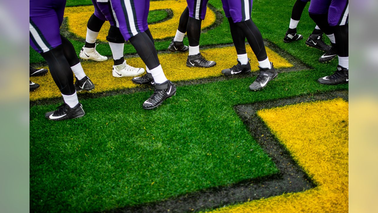 Levi's Stadium turf slides under Ravens kicker Justin Tucker's