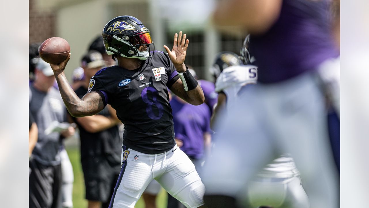 Baltimore Ravens quarterback Lamar Jackson connects with wide receiver  Devin Duvernay in stride for 21-yard connection