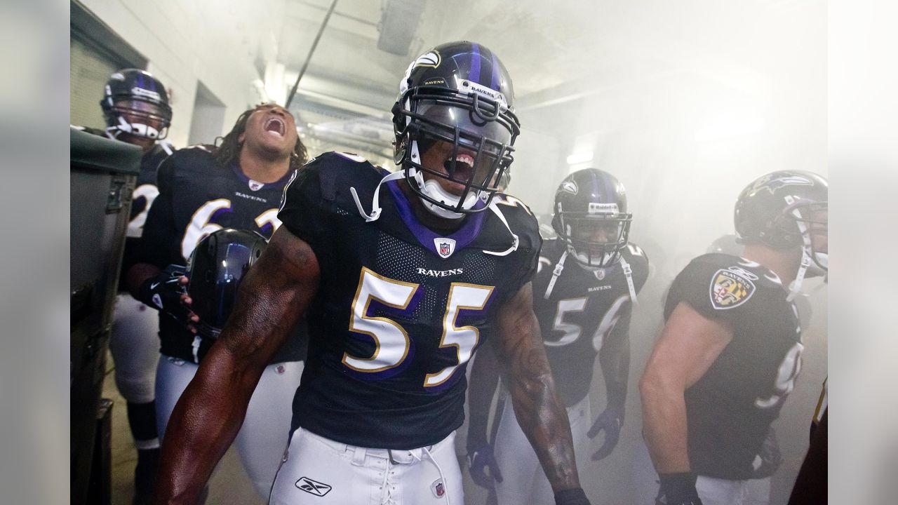 Baltimore linebackers Ray Lewis (52) and Peter Boulware (58) walk