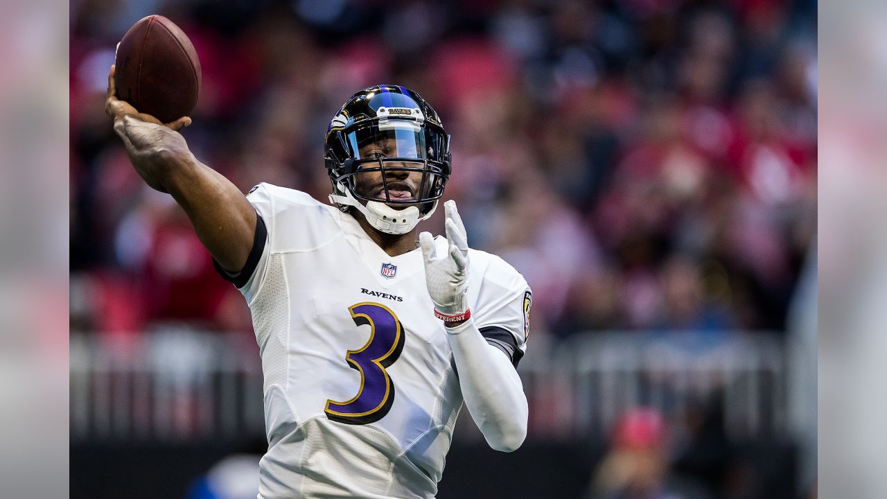 Baltimore Ravens quarterback Robert Griffin III works out during an NFL  football training camp practice, Monday, Aug. 24, 2020, in Owings Mills,  Md. (AP Photo/Julio Cortez Stock Photo - Alamy