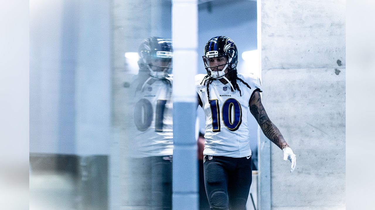 Baltimore Ravens quarterback Robert Griffin III works out during an NFL  football training camp practice, Monday, Aug. 24, 2020, in Owings Mills,  Md. (AP Photo/Julio Cortez Stock Photo - Alamy