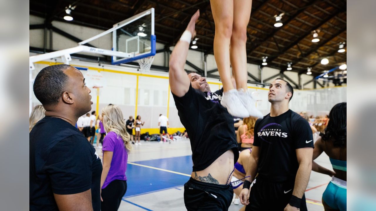 Big-guy cheerleaders a hit with fans – Boston Herald