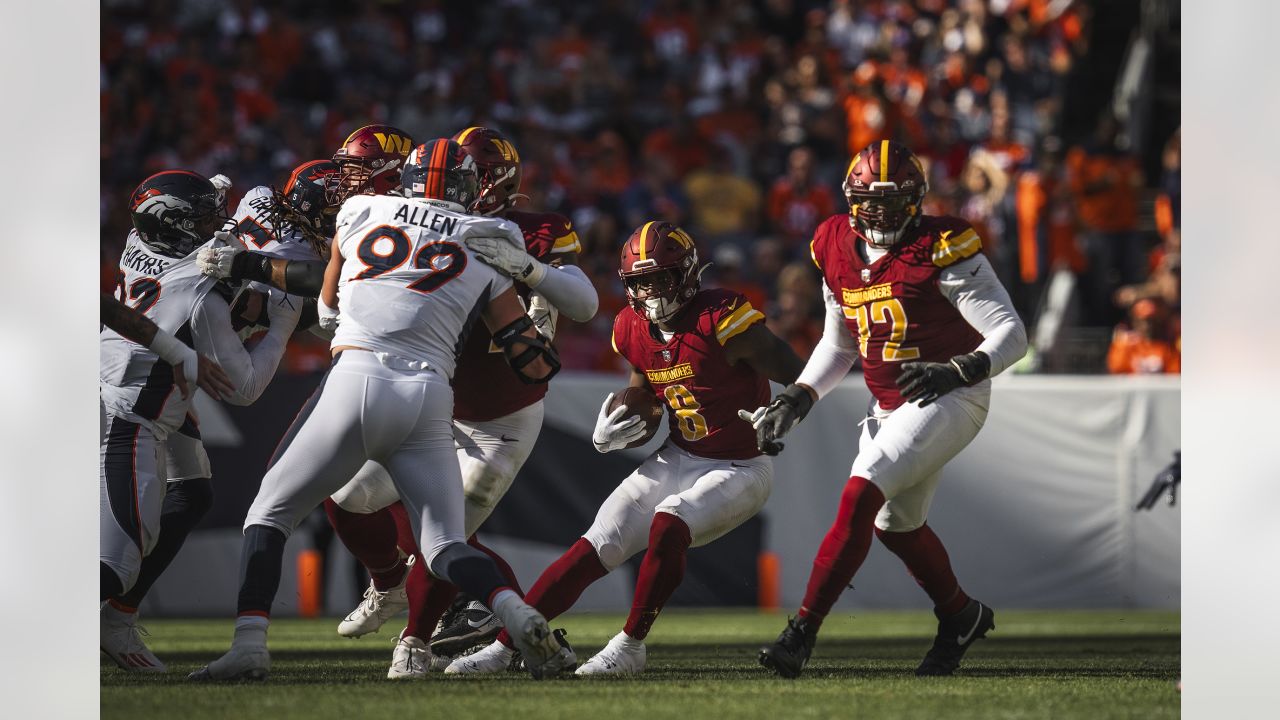 Washington Commanders running back Brian Robinson Jr. (8) runs with the  ball against the New York