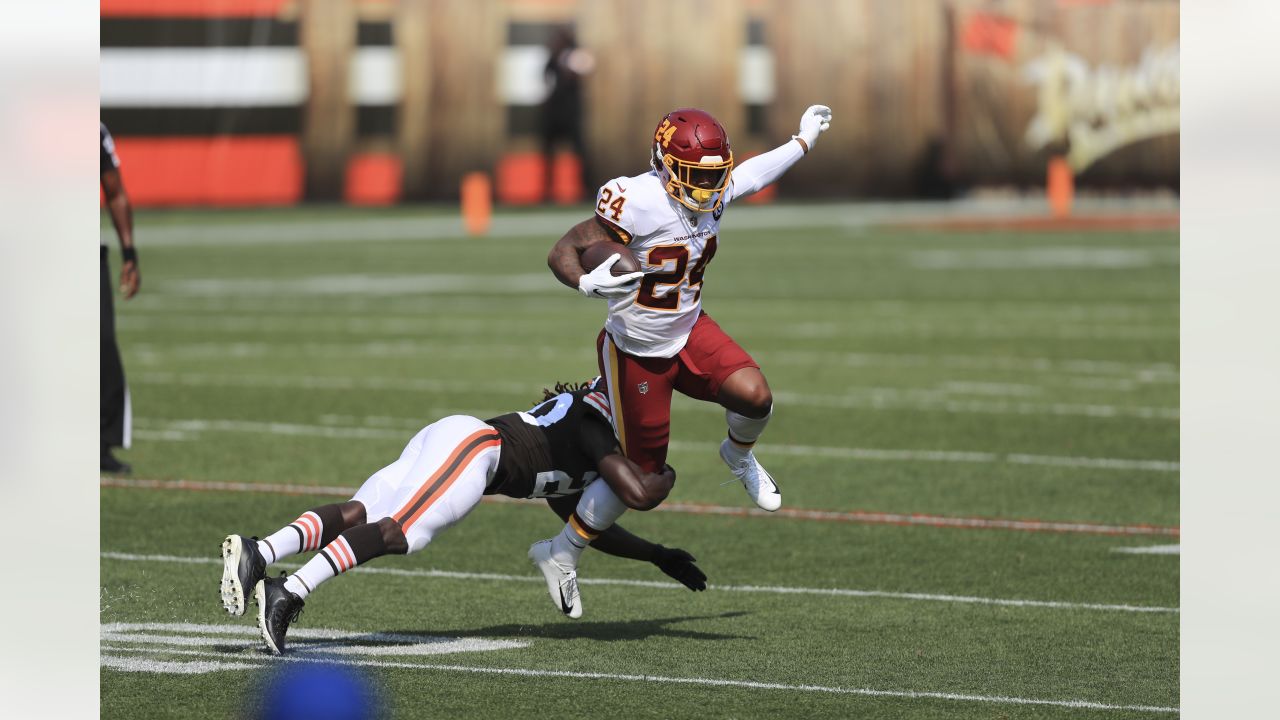 Washington Commanders running back Antonio Gibson shakes tackle on 22-yard  catch and run