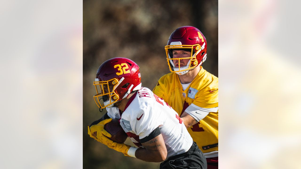 Washington Commanders tight end John Bates (87) walks to practice at the  team's NFL football training facility, Monday, Aug. 8, 2022 in Ashburn, Va.  (AP Photo/Alex Brandon Stock Photo - Alamy