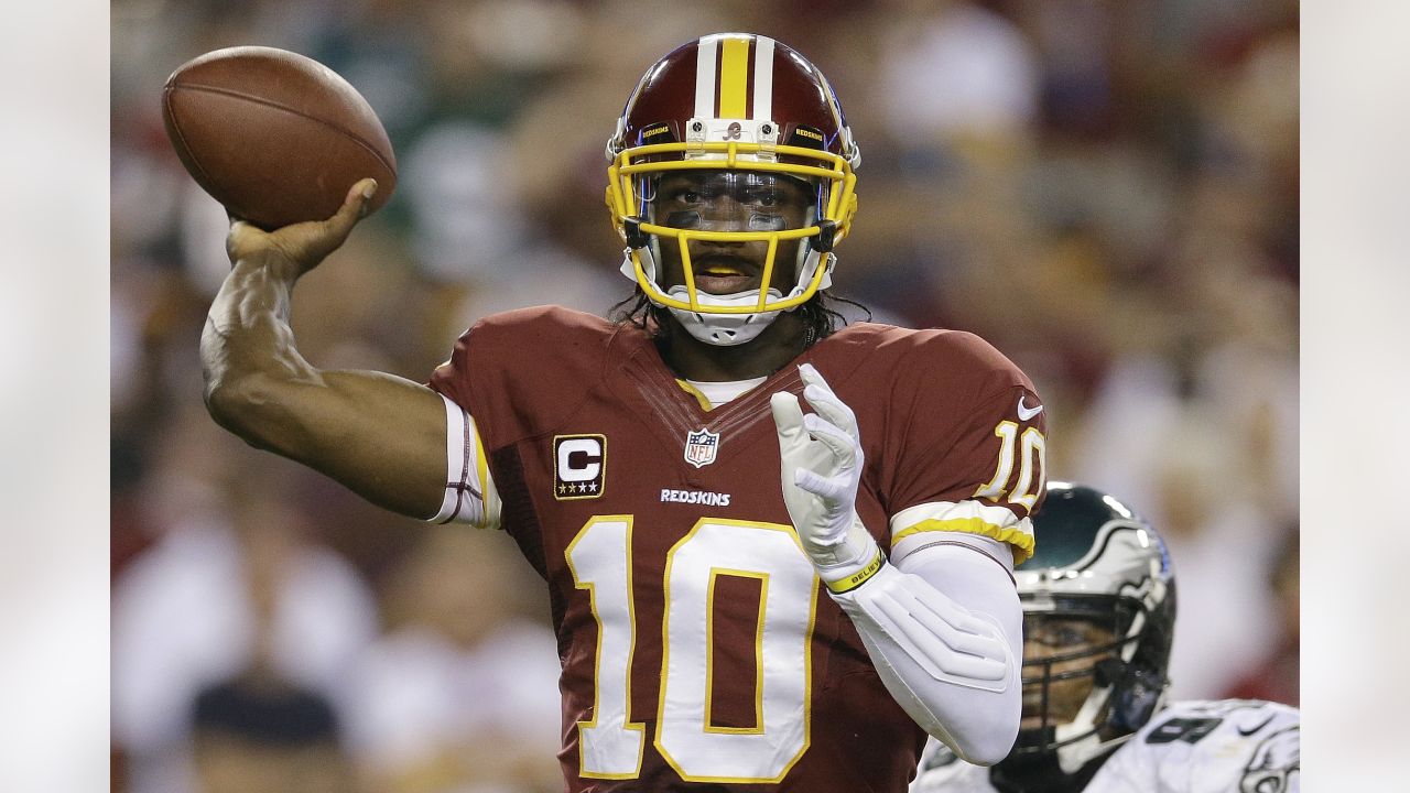 Landover, Maryland, USA. 25th Nov, 2013. Washington Redskins quarterback Robert  Griffin III (10) walks away from the huddle during a regular season match  between the Washington Redskins and the San Francisco 49ers