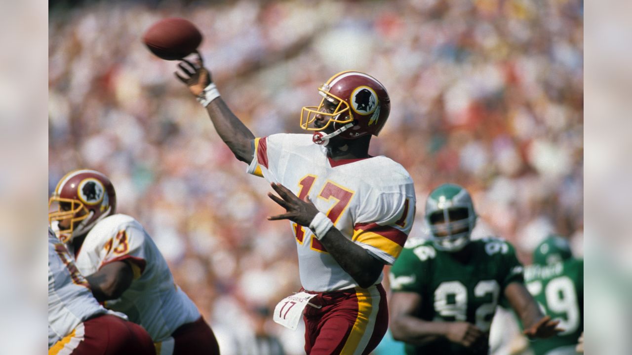 Washington Redskins quarterback Sonny Jurgensen (9) se calienta