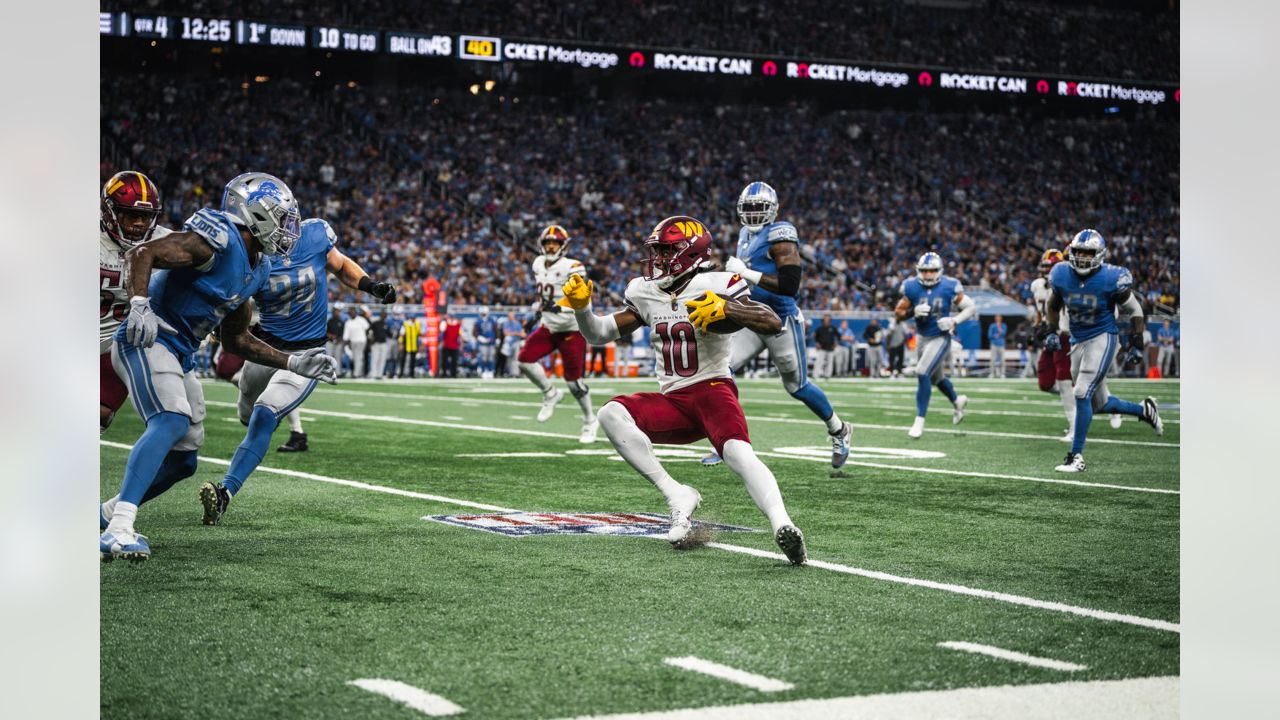 Washington Commanders tight end Armani Rogers (88) catches a pass