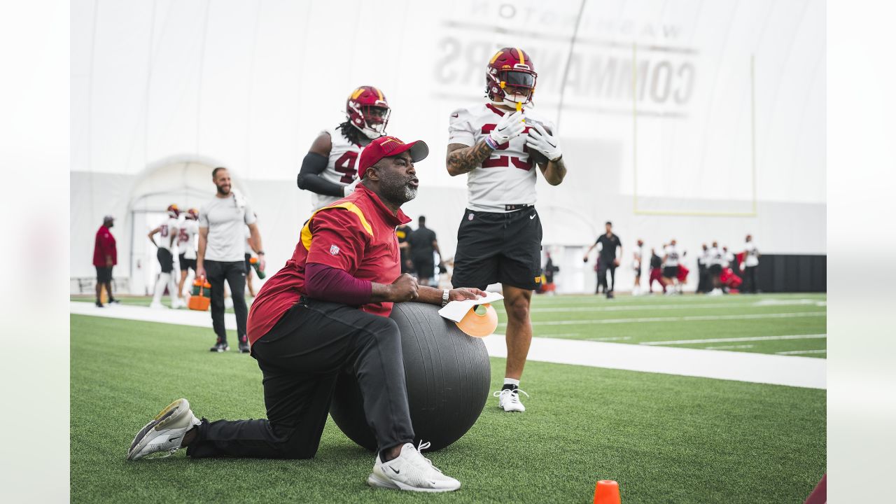 Jacoby Brissett providing Sam Howell with guidance amid QB competition