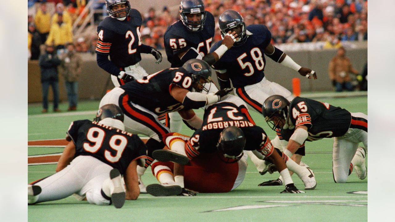 Chicago Bears linebacker Mike Singletary (50) is congratulated by