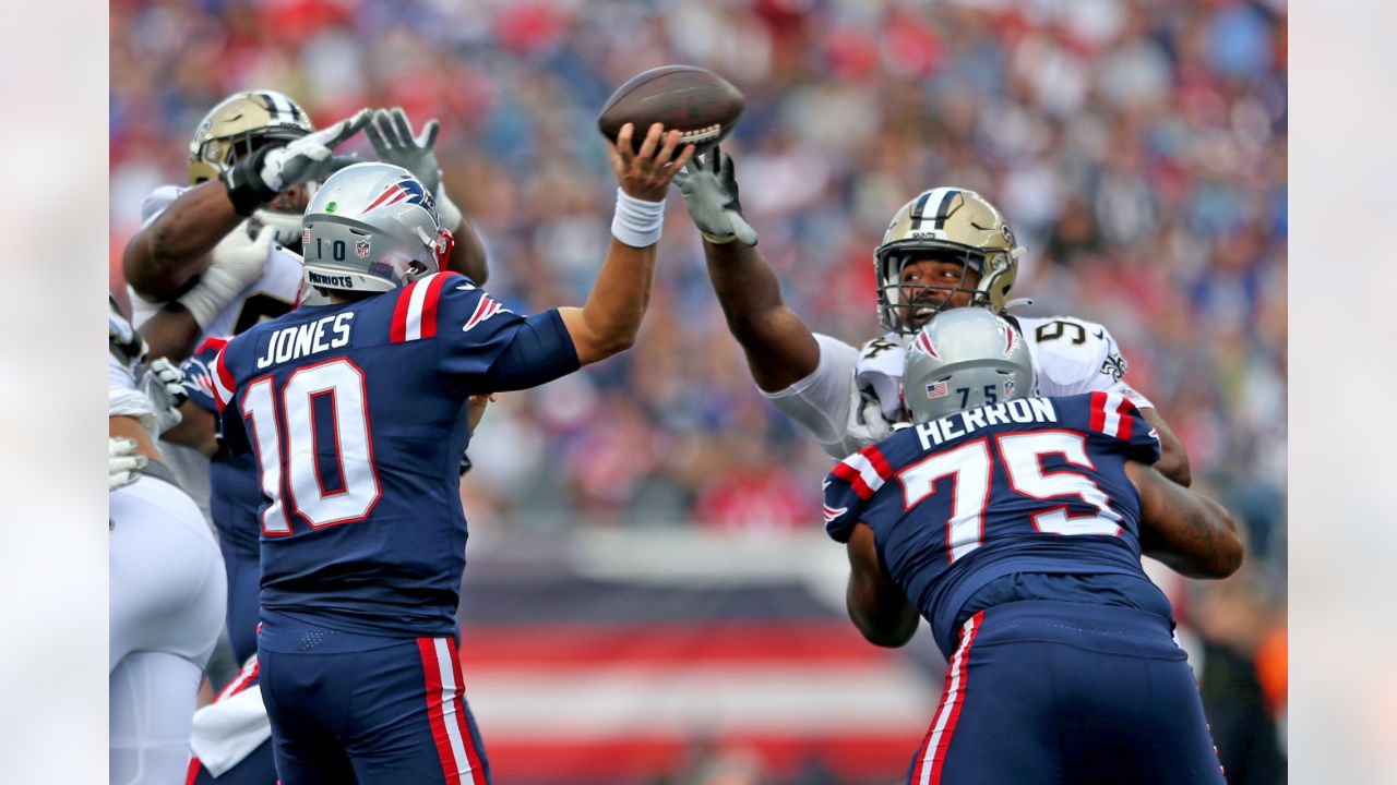 Sunday, September 26, 2021: New England Patriots quarterback Mac Jones (10)  warms up before the NFL football game between the New Orleans Saints and  the New England Patriots at Gillette Stadium, in