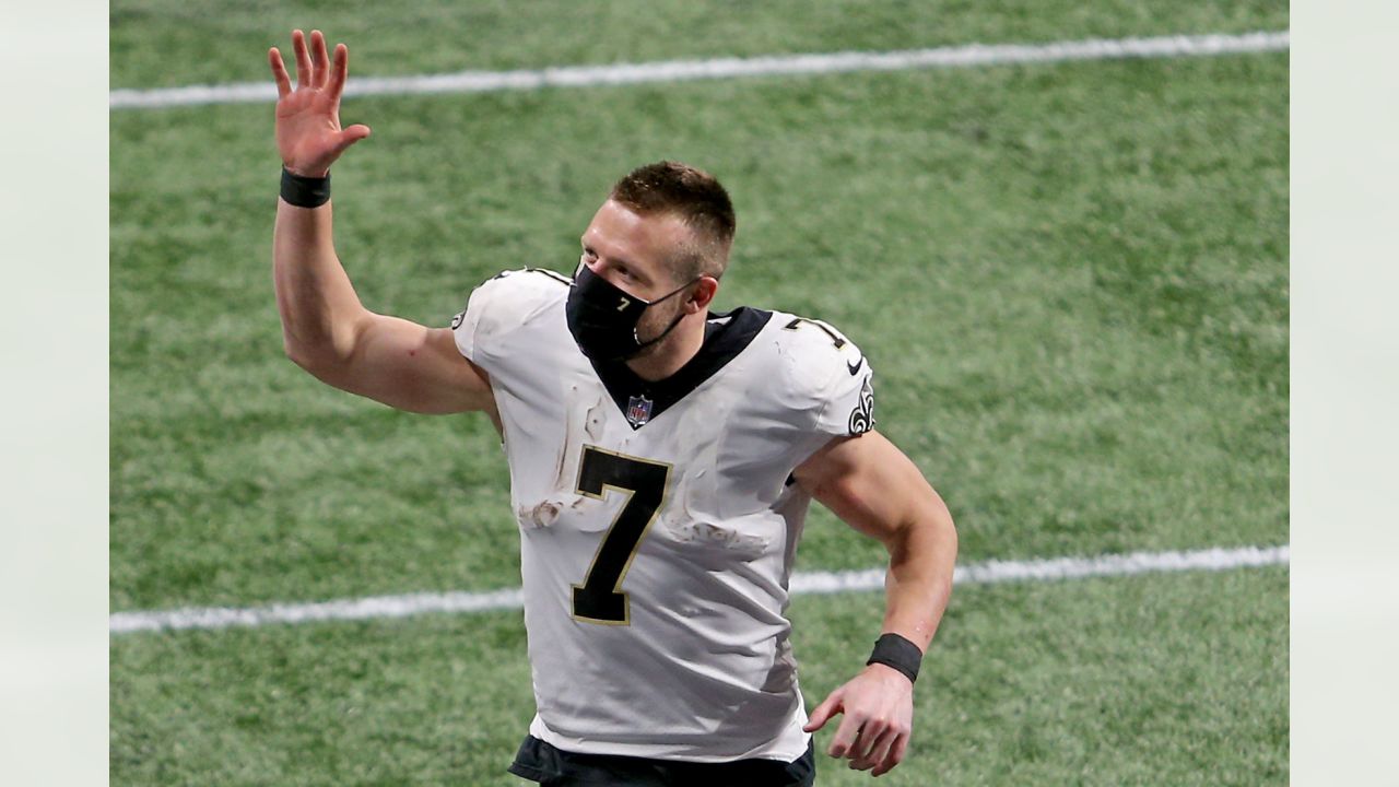 New Orleans, Louisiana, USA. 18th Dec, 2022. New Orleans Saints linebacker Demario  Davis gives his gloves to fans after playing the Atlanta Falcons in an NFL  game in New Orleans, Louisiana USA