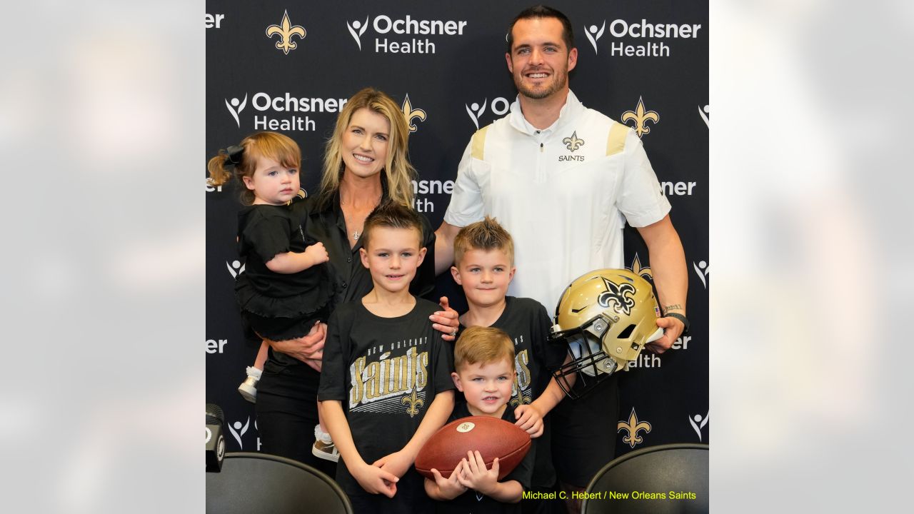 Saints QB Derek Carr and his family draw cheers at Pelicans game