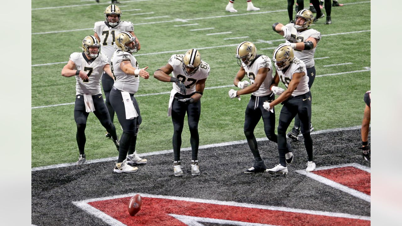 New Orleans, Louisiana, USA. 18th Dec, 2022. New Orleans Saints linebacker  Demario Davis gives his gloves to fans after playing the Atlanta Falcons in  an NFL game in New Orleans, Louisiana USA