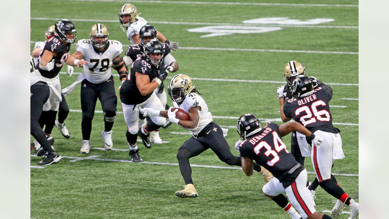 New Orleans, Louisiana, USA. 18th Dec, 2022. New Orleans Saints linebacker  Demario Davis gives his gloves to fans after playing the Atlanta Falcons in  an NFL game in New Orleans, Louisiana USA