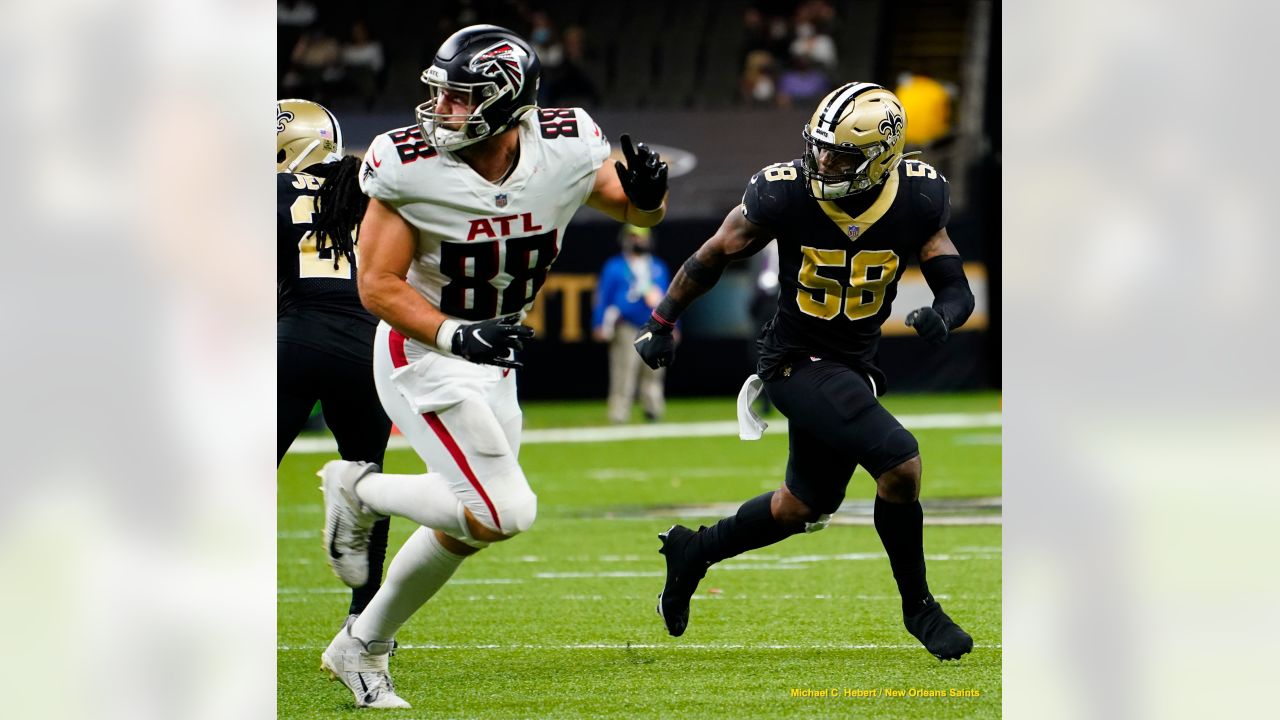 New Orleans Saints quarterback Taysom Hill warms up before an NFL football  game against the New York Giants in New Orleans, Sunday, Oct. 3, 2021. (AP  Photo/Derick Hingle Stock Photo - Alamy