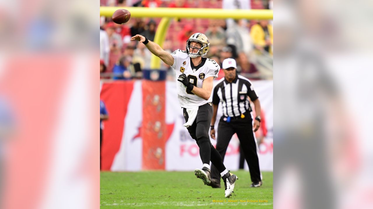 November 29, 2018: New Orleans Saints quarterback Drew Brees #9 under  center during a Thursday Night Football NFL game between the New Orleans  Saints and the Dallas Cowboys at AT&T Stadium in