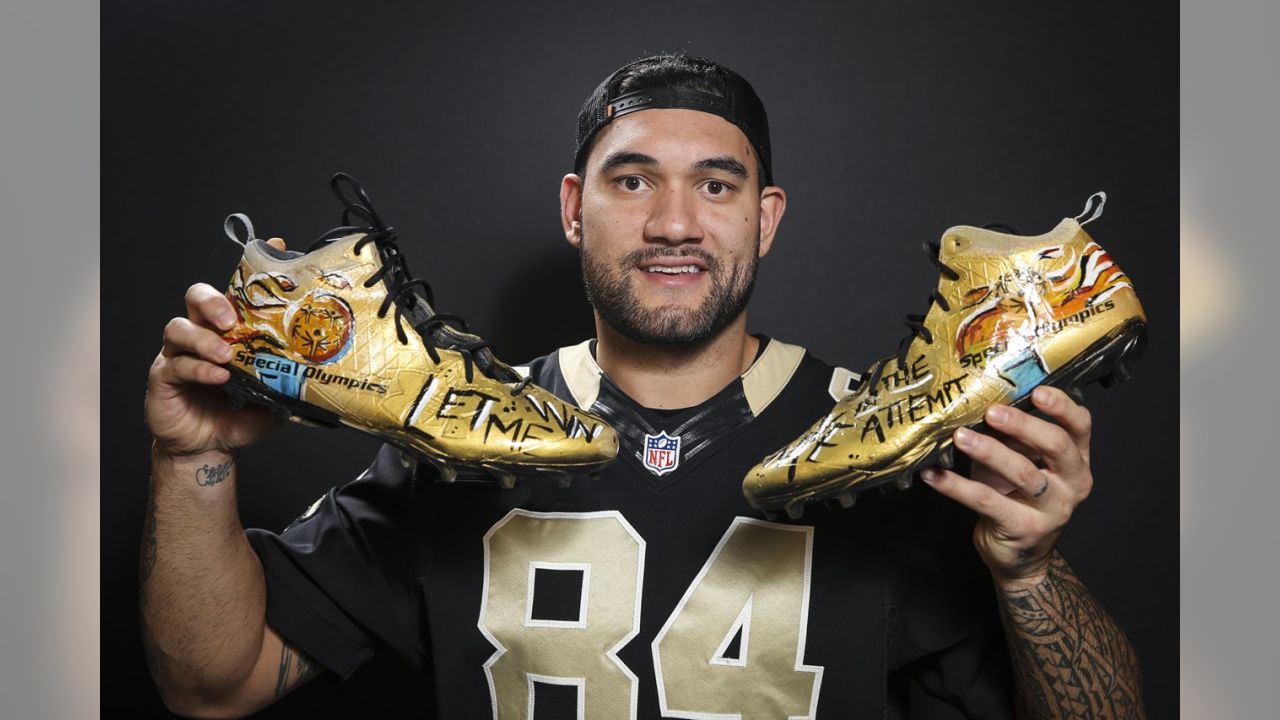 Saints' Drew Brees wearing custom cleats featuring MLB legends for playoff  game vs. Bears