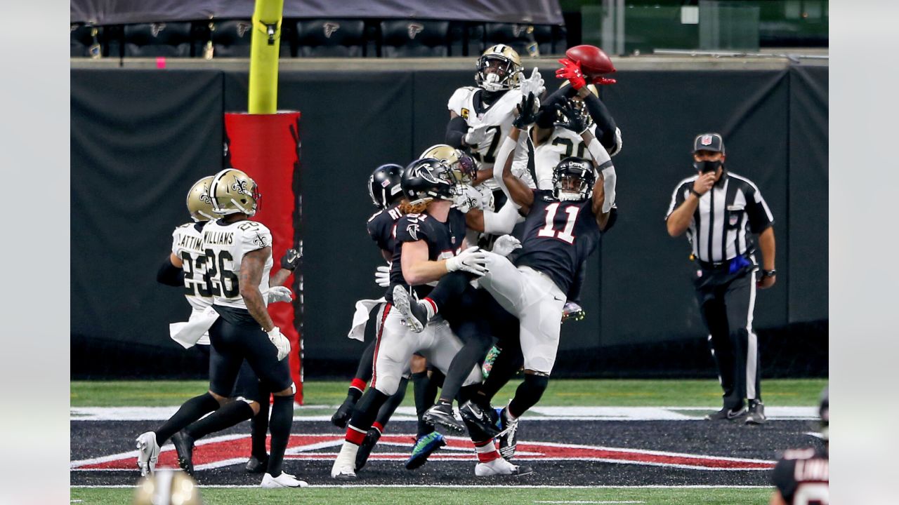 New Orleans, Louisiana, USA. 18th Dec, 2022. New Orleans Saints linebacker  Demario Davis gives his gloves to fans after playing the Atlanta Falcons in  an NFL game in New Orleans, Louisiana USA