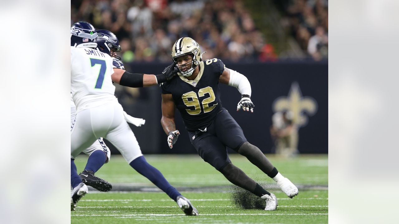 New Orleans, Louisiana, USA. 9th Oct, 2022. Seattle Seahawks quarterback  Geno Smith looks to pass against the New Orleans Saints in an NFL game in  New Orleans, Louisiana USA on October 9