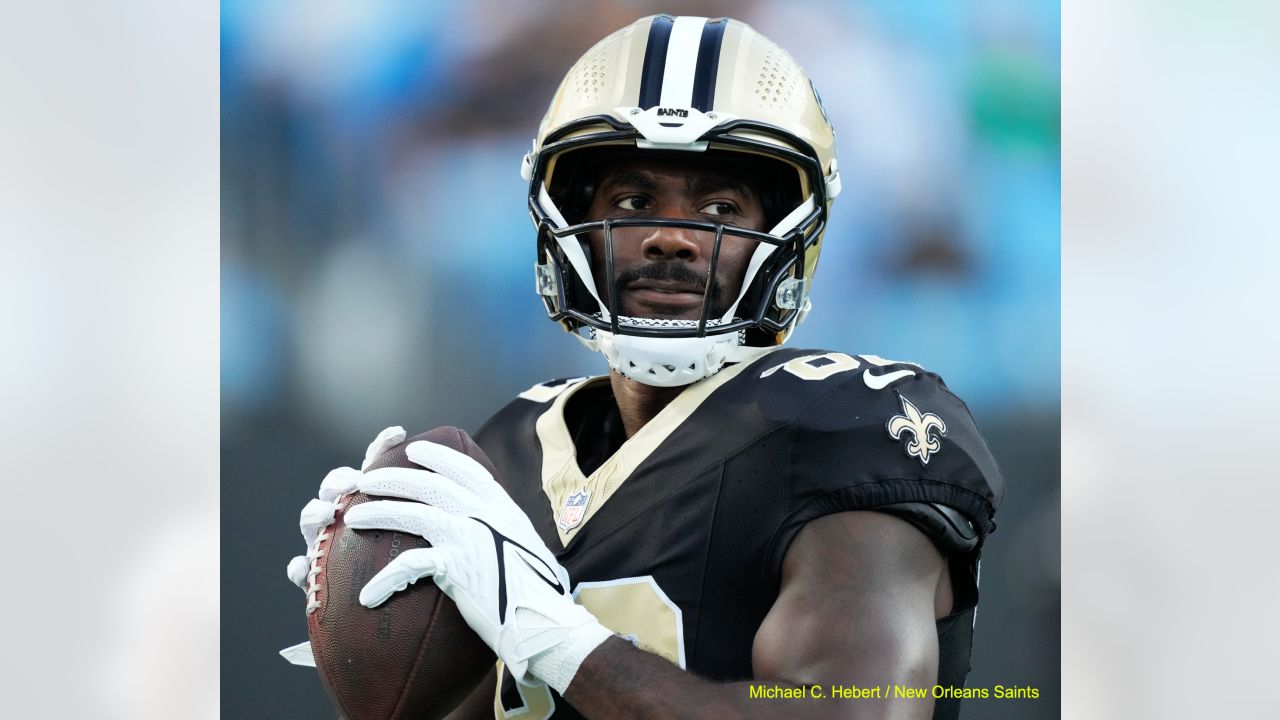 New Orleans Saints fans celebrate as a Carolina Panthers fan gives a thumbs  down sign during an NFL football game, Sunday, Sep. 25, 2022, in Charlotte,  N.C. (AP Photo/Brian Westerholt Stock Photo 