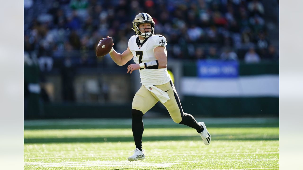 New Orleans Saints QB Taysom Hill great at football, but poor juggler