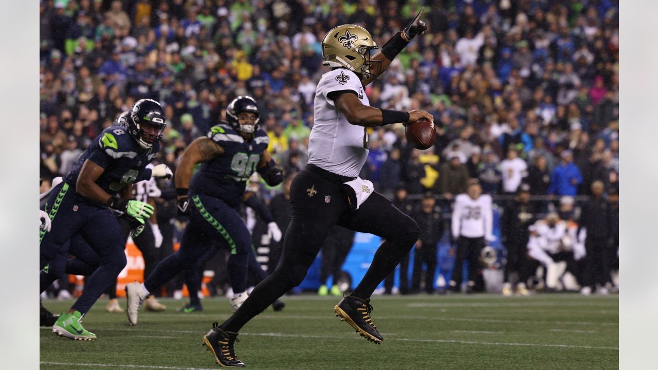 PHOTOS: Seahawks Arrive At Caesars Superdome For Week 5 vs. Saints