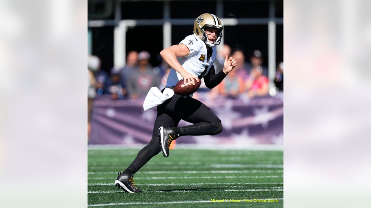 East Rutherford, New Jersey, USA. 2nd Oct, 2018. New Orleans Saints running  back Alvin Kamara (41) is off to a long touchdown run in the second half  after breaking a tackle attempt