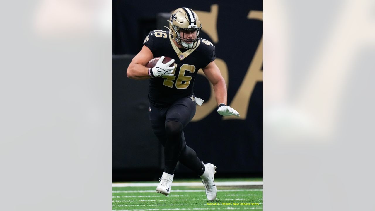 New Orleans Saints quarterback Taysom Hill warms up before an NFL football  game against the New York Giants in New Orleans, Sunday, Oct. 3, 2021. (AP  Photo/Derick Hingle Stock Photo - Alamy