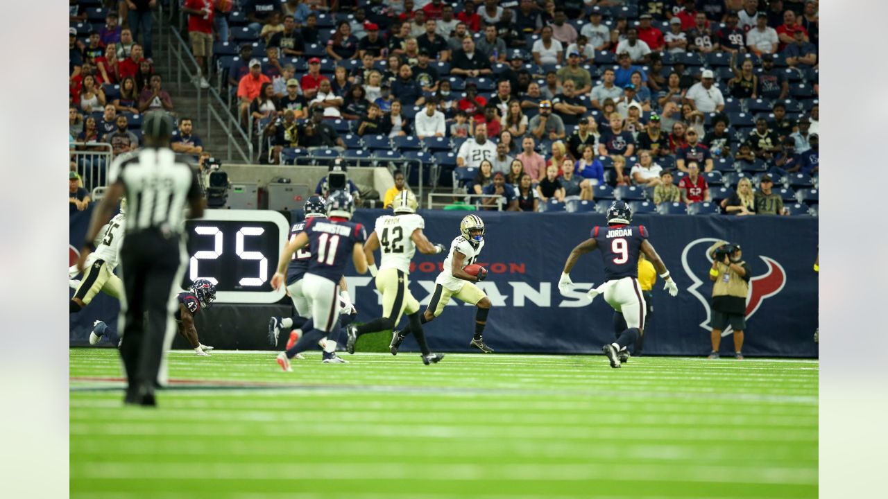 Bears Ian Scott rushes Saints Drew Brees during the 2007 NFC