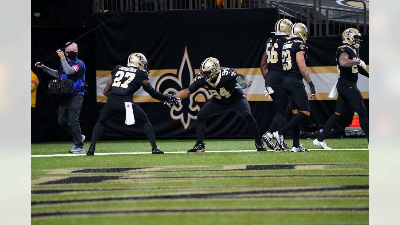 Malcolm Jenkins gets competitive with a High School lineman