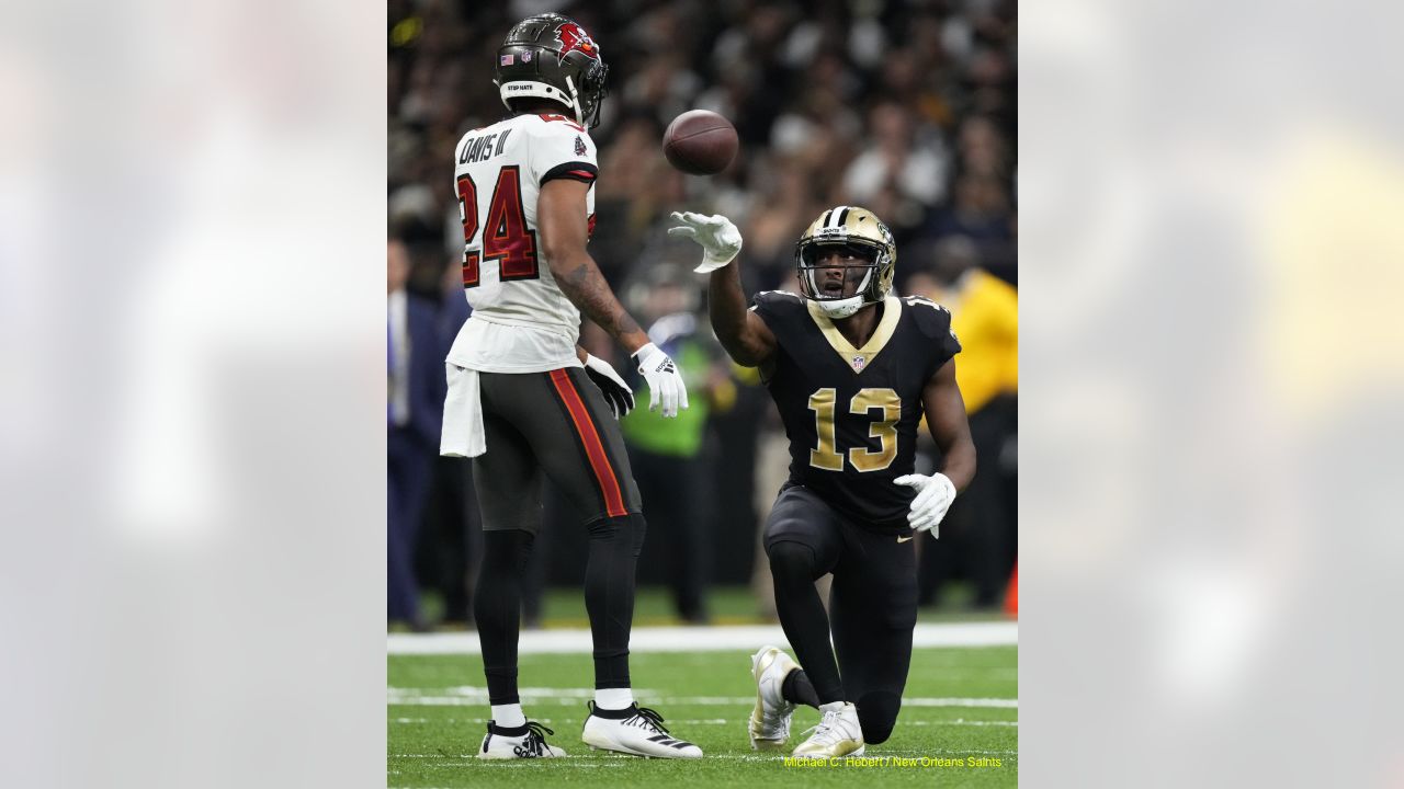 Tampa, Florida, USA. 17th Nov, 2019. Tampa Bay Buccaneers linebacker Devin  White (45) tackles New Orleans Saints wide receiver Michael Thomas (13)  during the NFL game between the New Orleans Saints and