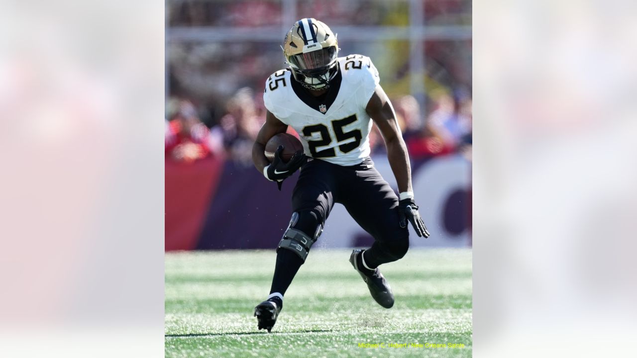 East Rutherford, New Jersey, USA. 2nd Oct, 2018. New Orleans Saints running  back Alvin Kamara (41) is off to a long touchdown run in the second half  after breaking a tackle attempt