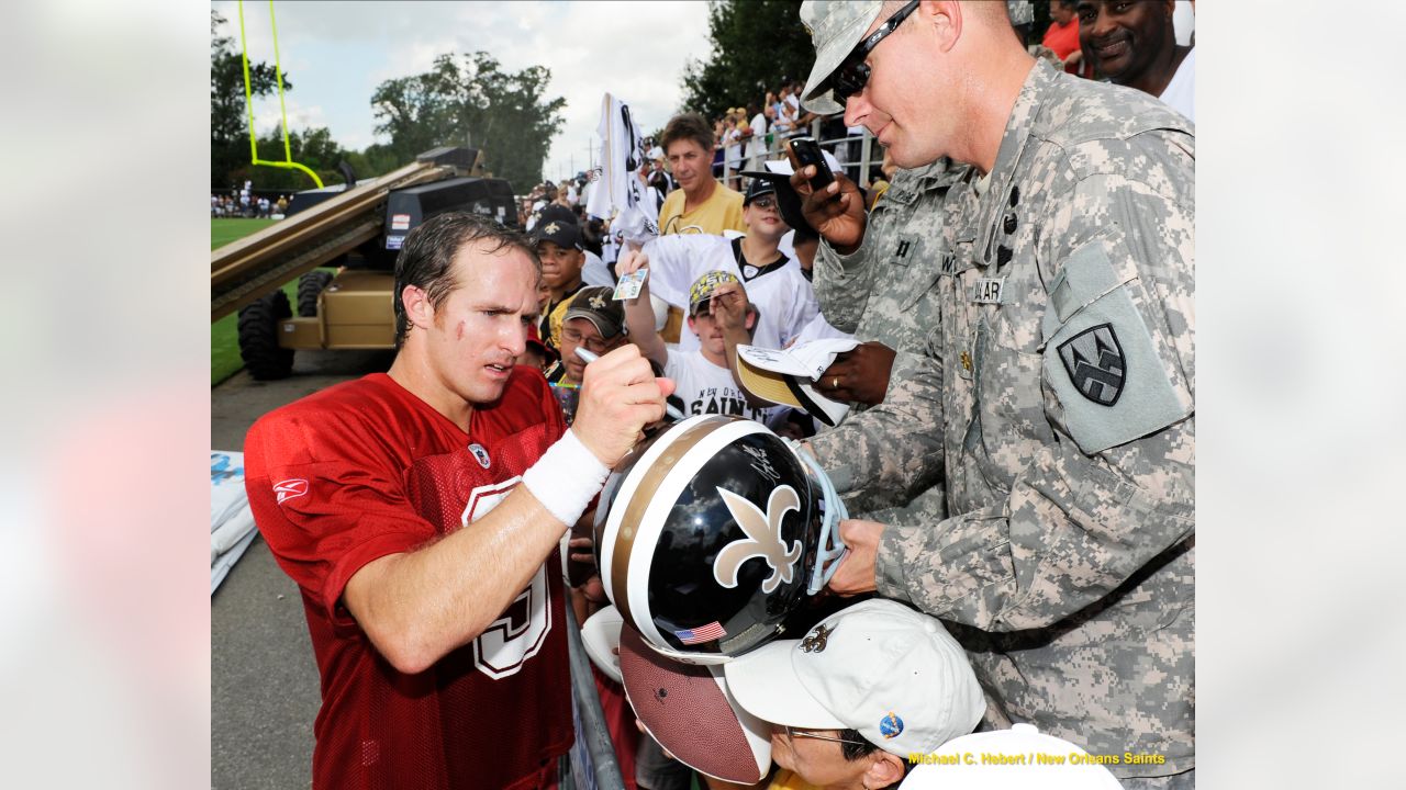 Photos: Drew Brees visits Marines, takes aim with gun 