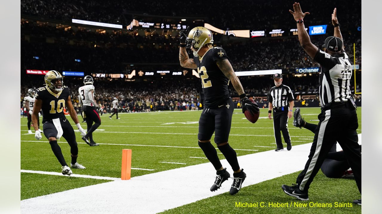 New Orleans Saints vs. Atlanta Falcons. Fans support on NFL Game.  Silhouette of supporters, big screen with two rivals in background Stock  Photo - Alamy