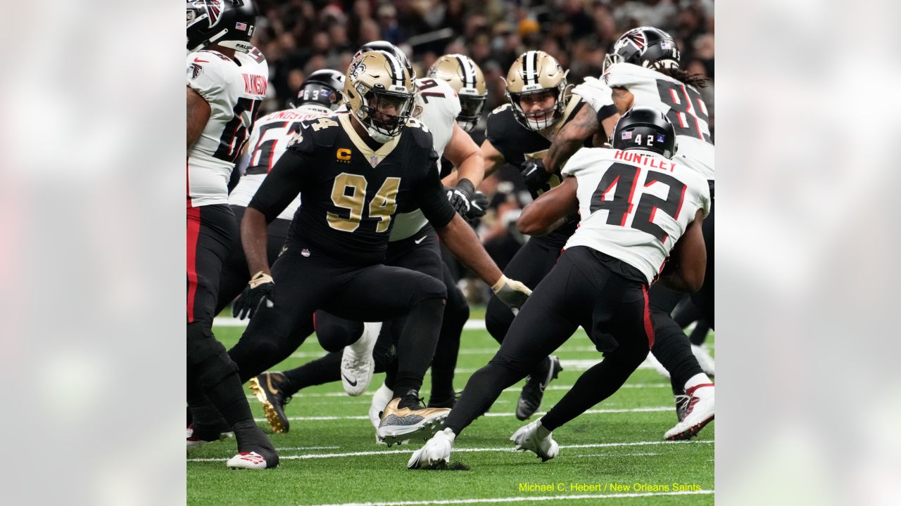 Saints, Falcons players link hands in pregame show of unity - NBC